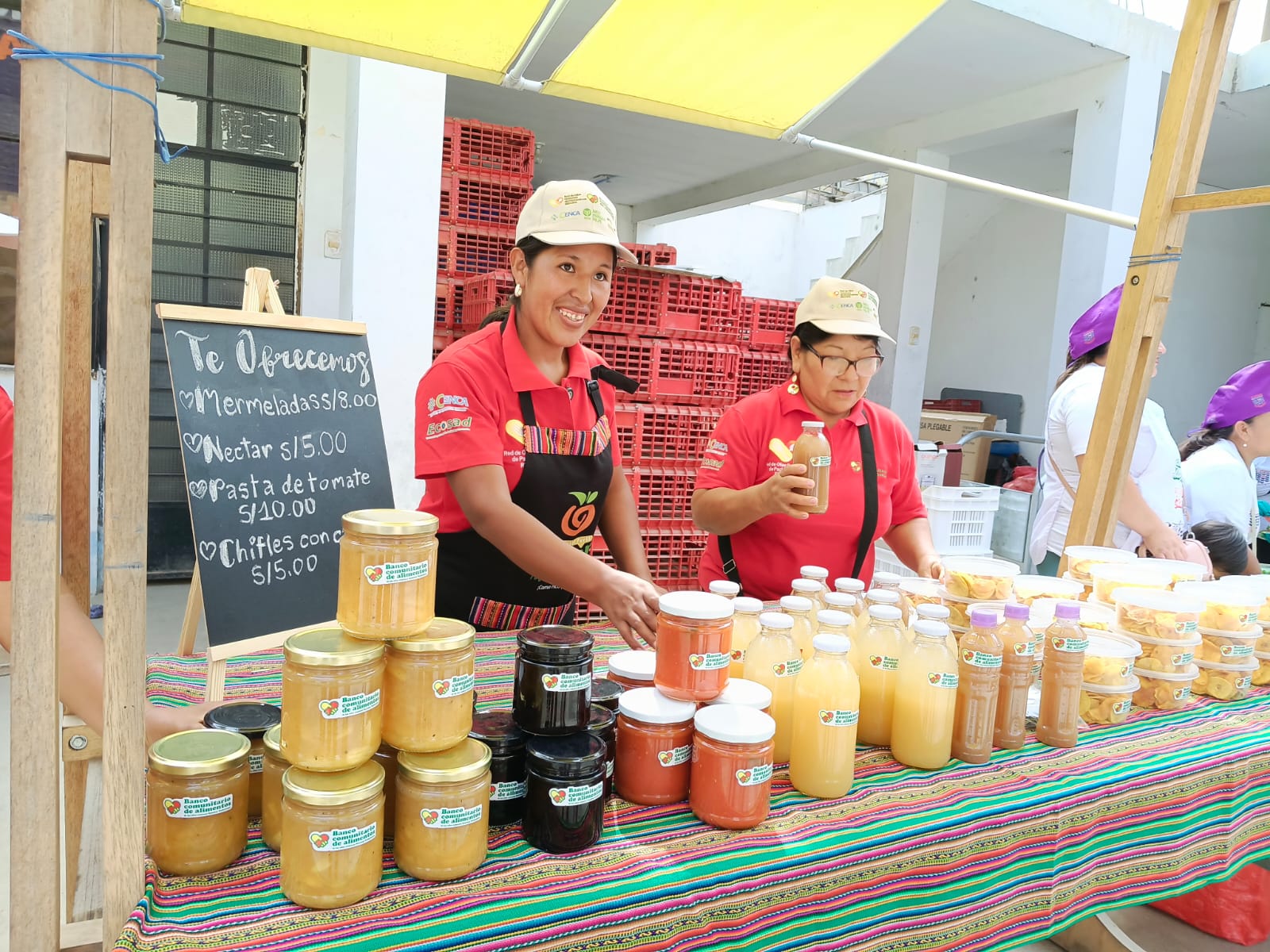Mujeres transformando los alimentos recuperados